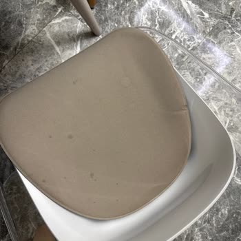 Leke Çıkmayan Sandalyeler Ve Yetersiz Müşteri Hizmeti