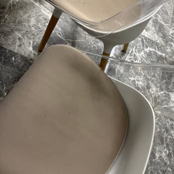 Leke Çıkmayan Sandalyeler Ve Yetersiz Müşteri Hizmeti