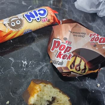 Pop Kek'te Uzun Siyah Saç Şoku