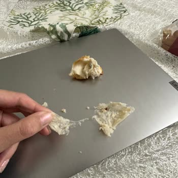 BİM'den Alınan Ekmeğin İçinden Poşet Çıkması