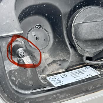 Shell İstasyonunda Pompacı Hatası Ve Zarar Gören Araç