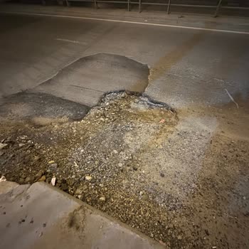 Zeytinburnu Belediyesi Yolda Oluşan Çukur Yüzünden Motorum Zarar Gördü