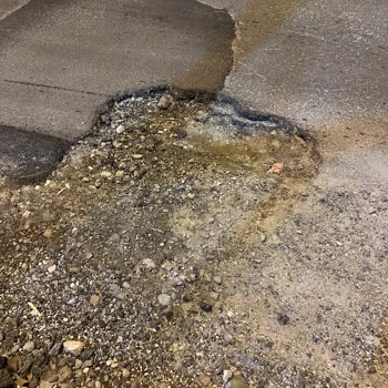 Zeytinburnu Belediyesi Yolda Oluşan Çukur Yüzünden Motorum Zarar Gördü