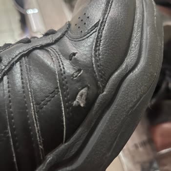 Adidas Ayakkabıda Beklenmedik Deri Açılması
