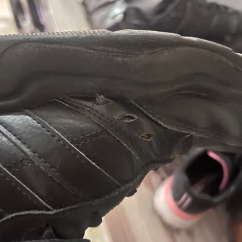Adidas Ayakkabıda Beklenmedik Deri Açılması