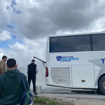 Yanlış Giden Yolculuk: Yanan Otobüs Ve Bekleyen Yolcular