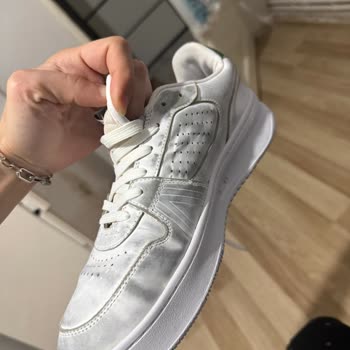 Lacoste Ayakkabının Boyası Akıyor