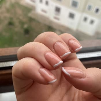 French Manikür Hizmetinde Zaman Kaybı Ve İlgisizlik