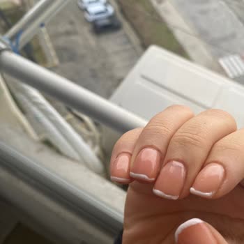 French Manikür Hizmetinde Zaman Kaybı Ve İlgisizlik