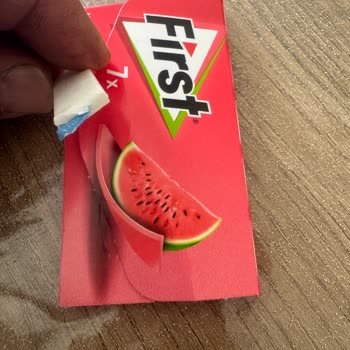 Karpuzlu Sakızın İçinden Mavi Poşet Çıktı!