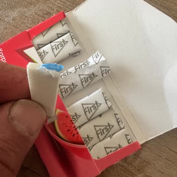 Karpuzlu Sakızın İçinden Mavi Poşet Çıktı!