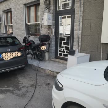 İzmir Buca'da Tehlike Saçan Düşen Telefon Kablosu