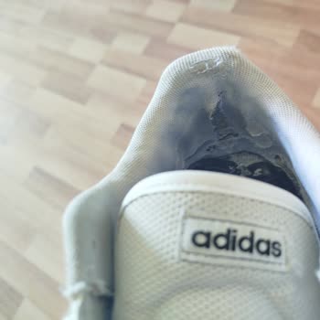 Orijinal Adidas Ayakkabının Hızla Parçalanması Ve Hayal Kırıklığı