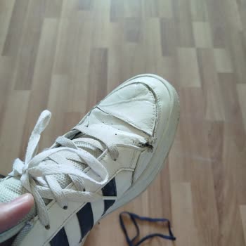 Orijinal Adidas Ayakkabının Hızla Parçalanması Ve Hayal Kırıklığı