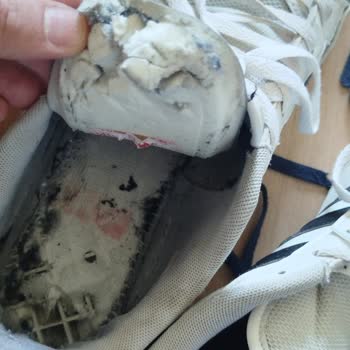 Orijinal Adidas Ayakkabının Hızla Parçalanması Ve Hayal Kırıklığı