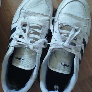 Orijinal Adidas Ayakkabının Hızla Parçalanması Ve Hayal Kırıklığı