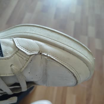 Orijinal Adidas Ayakkabının Hızla Parçalanması Ve Hayal Kırıklığı