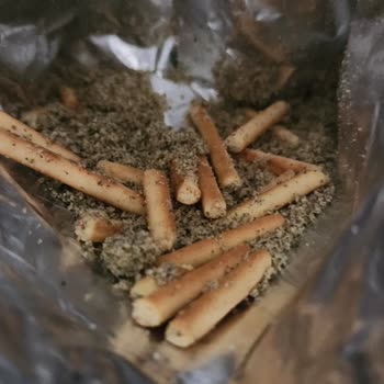 Eti Crax Baharatı Abartmış, Krakerler Kaybolmuş