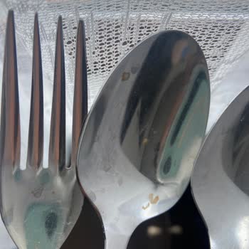 Kaşık ve Çatal Setinde Beklenmedik Lekeler