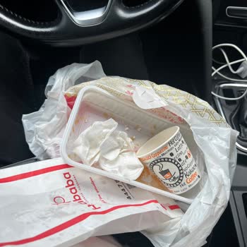 Pahalı Çay Ve Fazla Börek: Hacı Baba Pastanesi'nde Hayal Kırıklığı