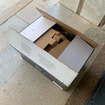 Sorumsuz Paket Teslimatı: Yırtık Koli Ve Taşan Ürünler