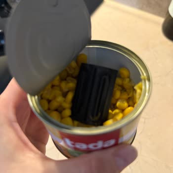 Mısır Konservesinde Şok Edici Plastik Parça!