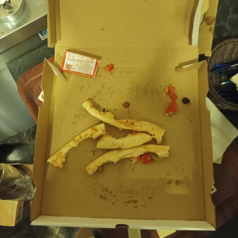 Pizza Express Gelen Pizzalar Sadece Hamurdu, Üstünde Malzeme Diye Bir Şey Yok!