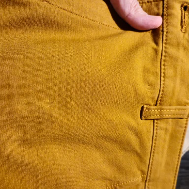 Ürün Etiketlerinin Yanlış Konumlandırılması Sonucu Pantolonda Oluşan Delikler