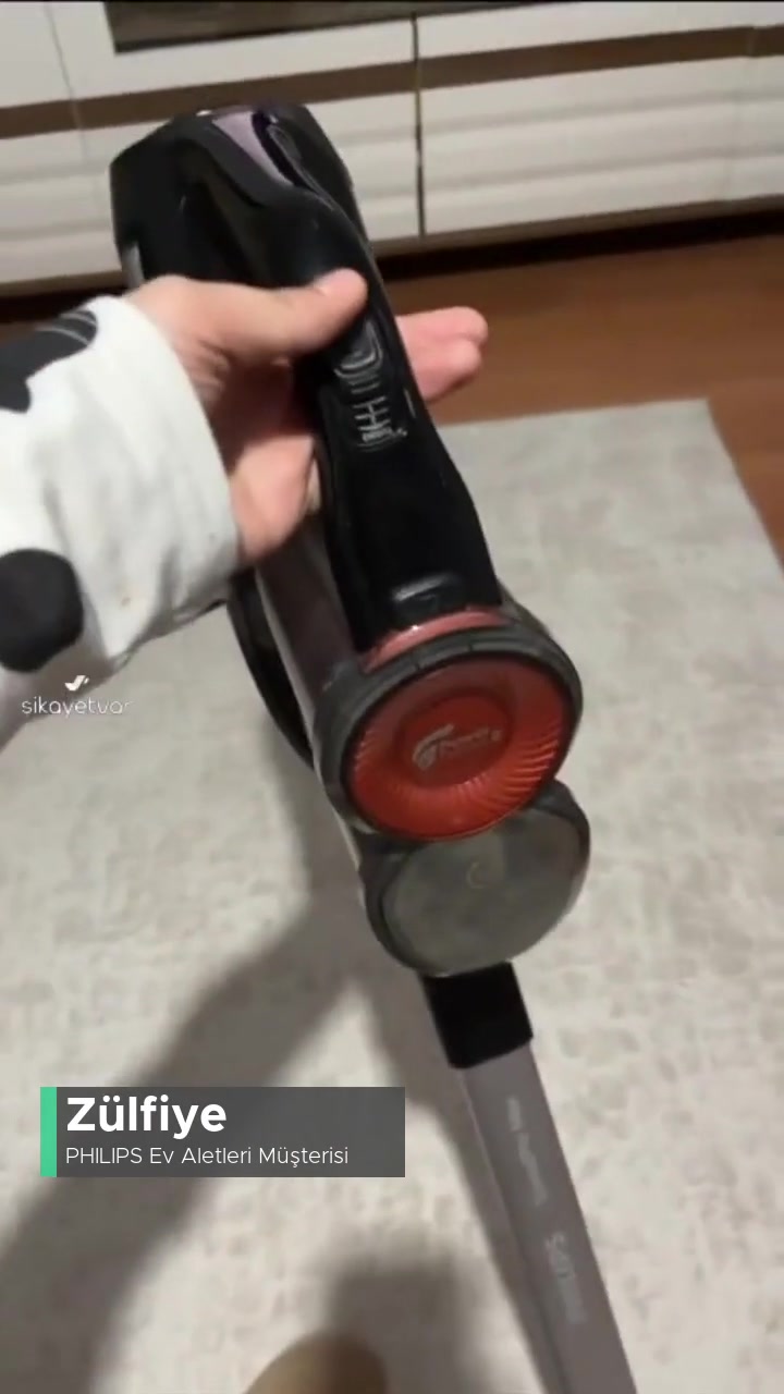 Philips Ev Aletleri Süpürgenin Alt Kısmı Kendi Kendine Çalışmakta! videonun kapak resmi