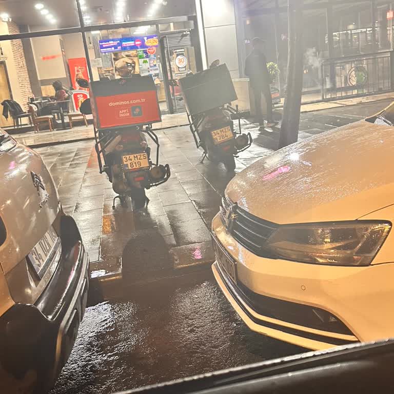 Domino's Kurye Tehlikesi: Kaldırımda Yaşanan Kaza Riski