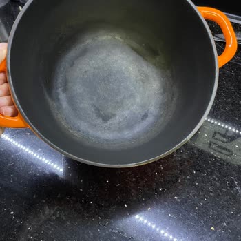 Lava Tencerelerde Beklenmedik Lekeler
