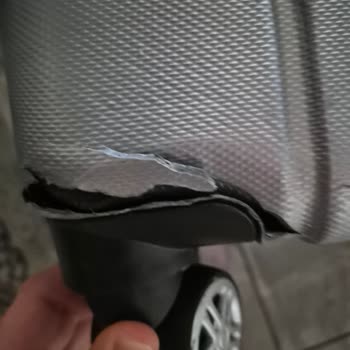 Carrefour'dan Aldığım Valizler İlk Kullanımda Kırıldı Ve Çözüm Sunulmadı