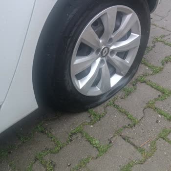 Autoland Beylikdüzü'nde Güvenlik Skandalı: Kiralık Araçta Tehlikeli Lastikler