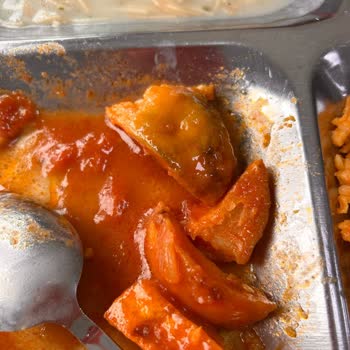 Akdeniz Catering Her Gün Fazla Miktarda Yemekleri Çöpe Dökmek Zorunda Kalıyoruz!