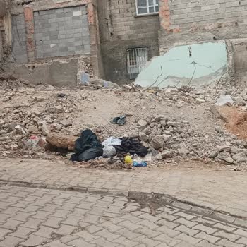 Çevre Ve Şehircilik Bakanlığı Enkaz Kaldırılmadı, Mahalle Çöplüğe Döndü!