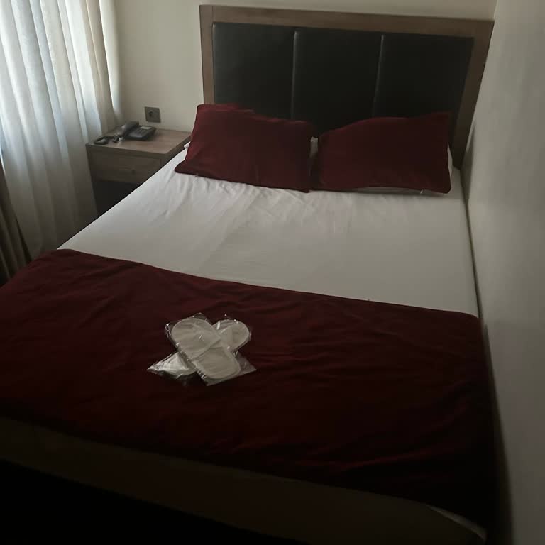 I Booked a Twin Room on Airbnb But Got One Bed and No Support for Cancellation