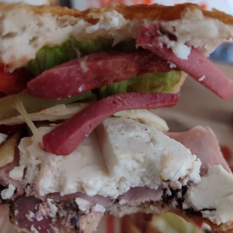 XL Sandwich Coffee'den Aldığım Sandviçin İçinden Kıl Çıktı