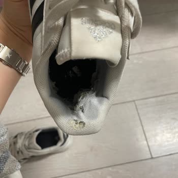 Adidas Ayakkabıda Kısa Sürede Ciddi Yırtılma