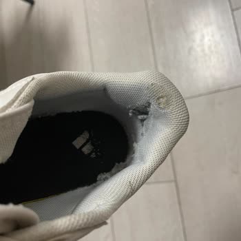 Adidas Ayakkabıda Kısa Sürede Ciddi Yırtılma