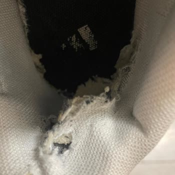 Adidas Ayakkabıda Kısa Sürede Ciddi Yırtılma