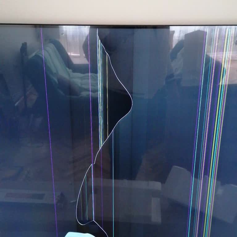 Kırık Televizyon Ve İlgisiz Satıcı