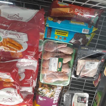 BİM Şubesinde Sağlığı Tehdit Eden Açık Paketli Et Ürünleri
