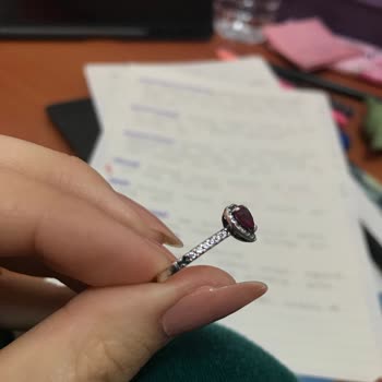 Pandora Yüzüğümün Taşı Düştü Ve Karardı