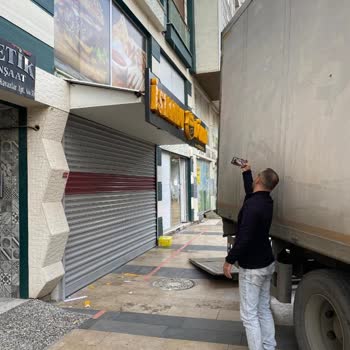 Şok Market Kamyonu Zarar Verdi
