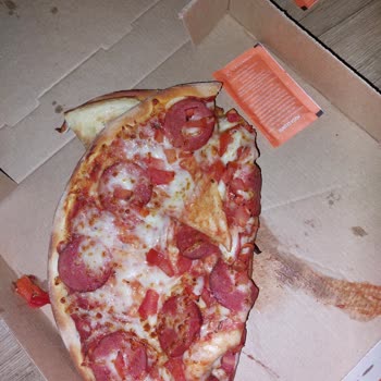 Korkunç Sipariş Deneyimi: Tekmelenmiş Pizzalar Ve Fışkıran Kola