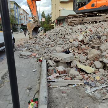 Bina Yıkımı Sonrası İnternet Ve Telefon Bağlantı Sorunu