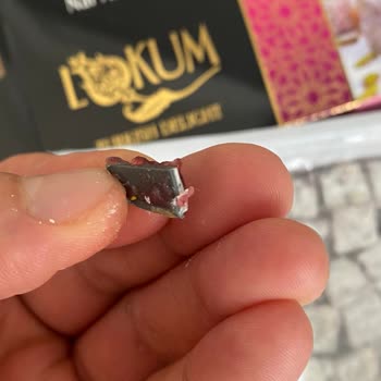 Lokumun İçinden Çıkan Sert Plastik Şoku