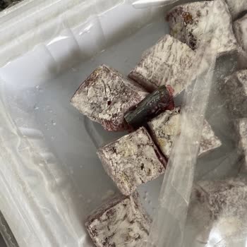 Lokumun İçinden Çıkan Sert Plastik Şoku