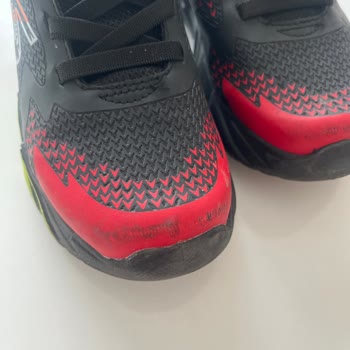 Skechers Ayakkabının Hızla Deformasyonu