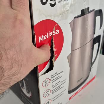 Islak Ve Yırtık Çay Makinesi Kutusu: Çözüm Bekleyen Müşteri